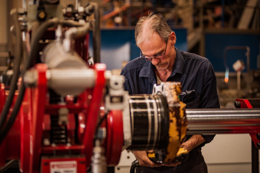 Hydraulic Cylinder Repairs Operator